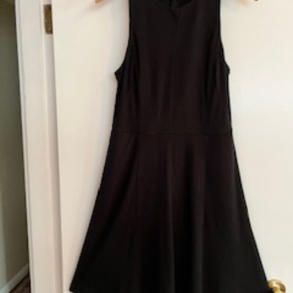 DRESSES - Picture 7 of 13